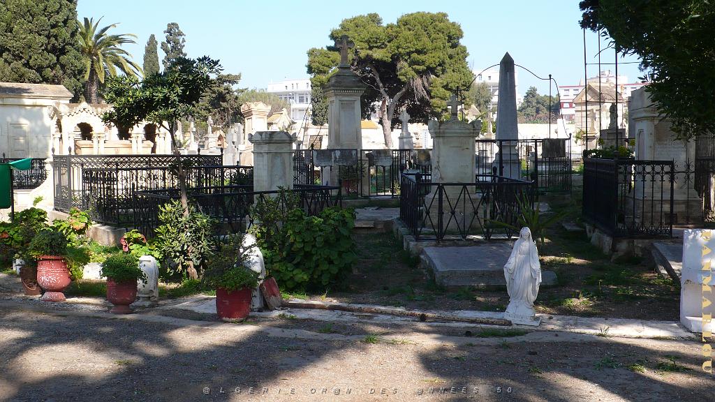 ORAN MARS 2012 16 cimetiere Tamazouet Les statues et les vases des tombes n'existant plus , servent a decorer les allees.JPG